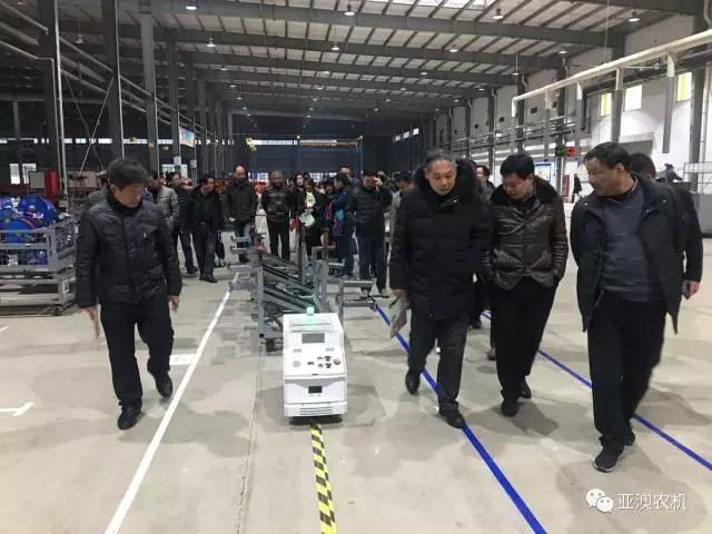  各級(jí)領(lǐng)導(dǎo)觀(guān)摩總裝配線(xiàn)的AGV智能搬運(yùn)車(chē)